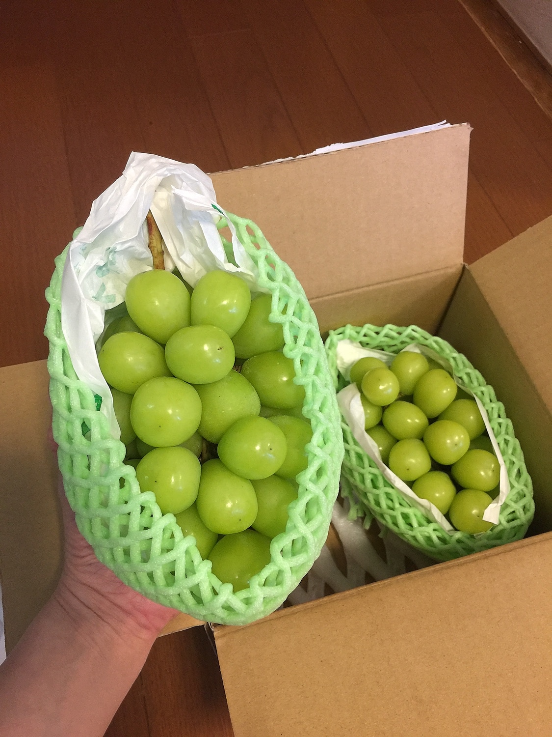 【楽天市場】グルメ大賞受賞 シャインマスカット ぶどう皮ごと食べれるブドウ♪山梨・長野産シャインマスカット秀品4Lサイズ 1.2kg（2房入り）【北海道800円・沖縄・一部離島1,000円