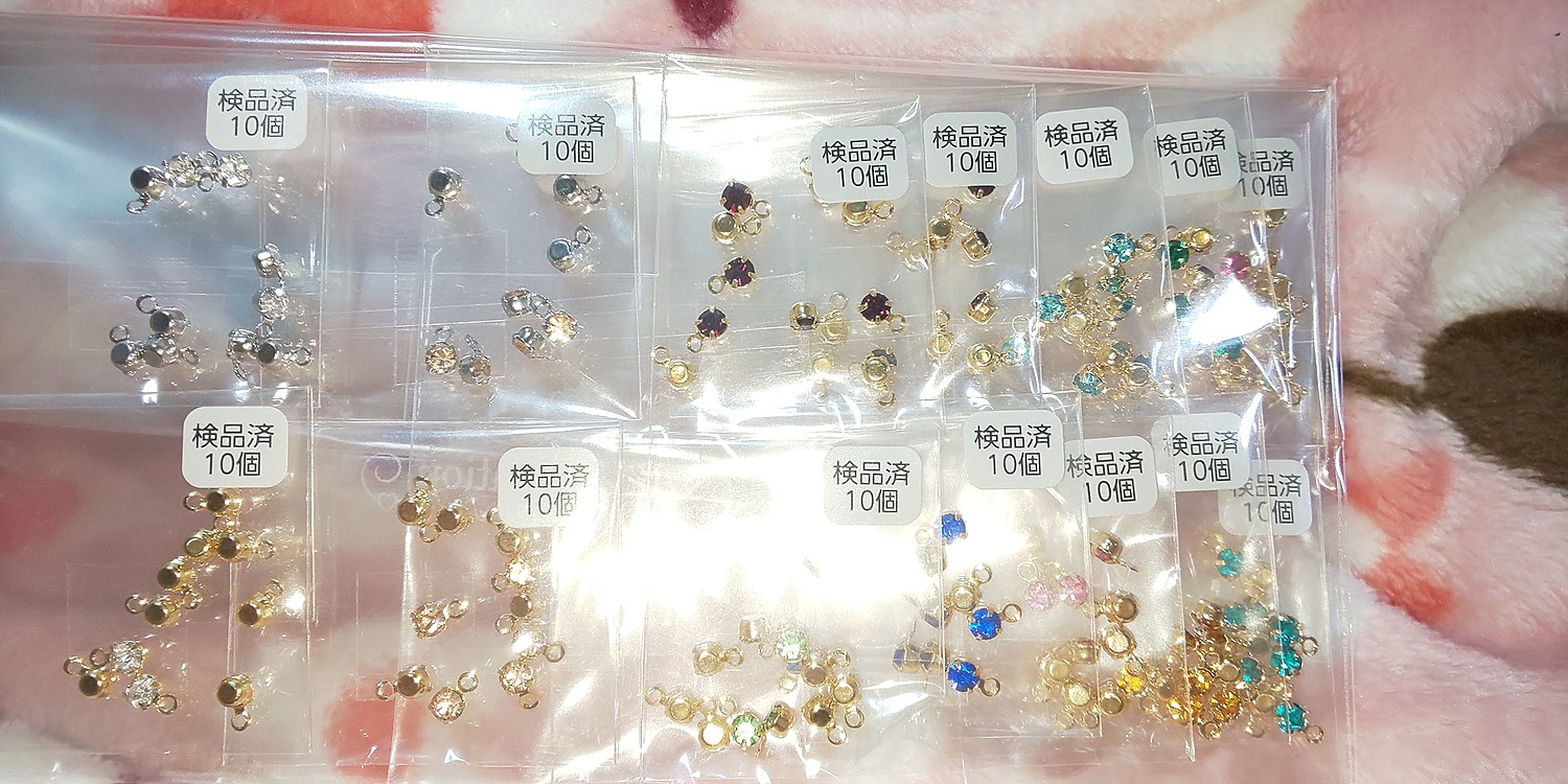 楽天市場】New☆新色登場☆計20色☆【10個】誕生石チャーム 誕生石カラー ストーンチャーム3mm プレシオサ社製カン付きチャトンパーツクリスタルストーン  バースストーン バースカラー エメラルド ルビー サファイア LA 高品質変色耐久度up！長く輝くK16GP ハンドメイド ...