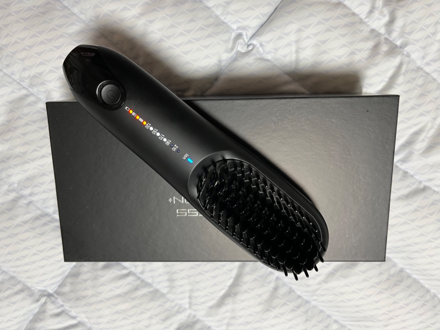 agetuya コードレスブラシアイロン ブラック 新商品！指通りの良い髪*を実現するオールインワンヘアブラシ