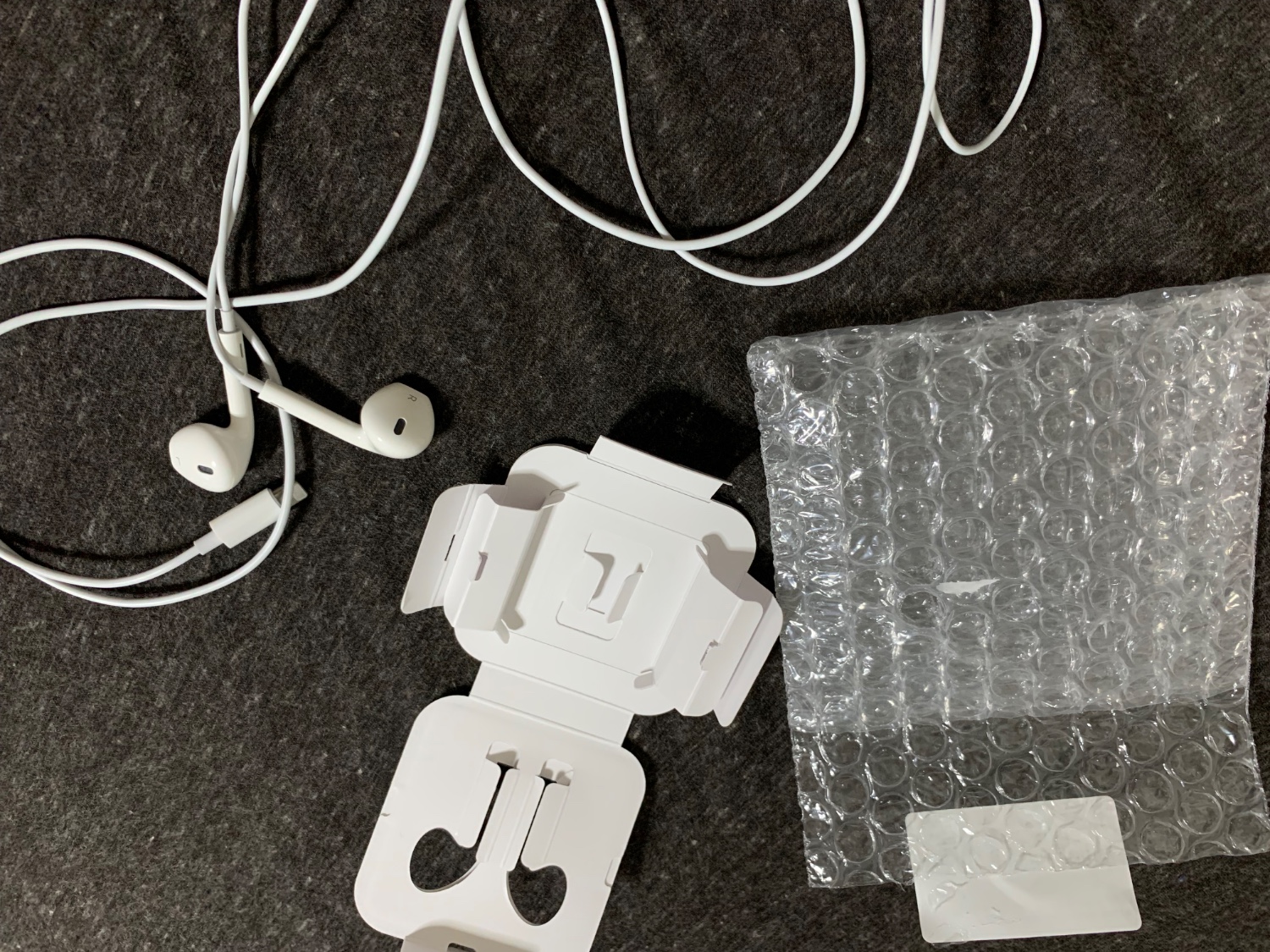 楽天市場】アップル 純正 EarPods with Lightning Connector 楽天市場】アップル 純正 EarPods with Lightning Connector
