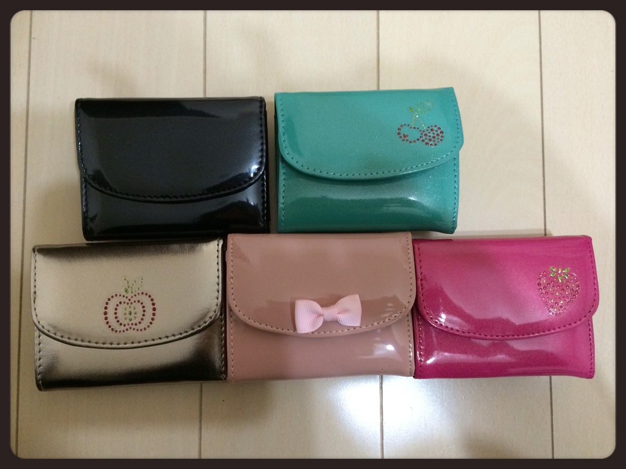 5つ買ったのに、追加で集めたいぐらいです。 100均で買ったシールを貼っただけでとても可愛いオリジナルのお財布になりました!