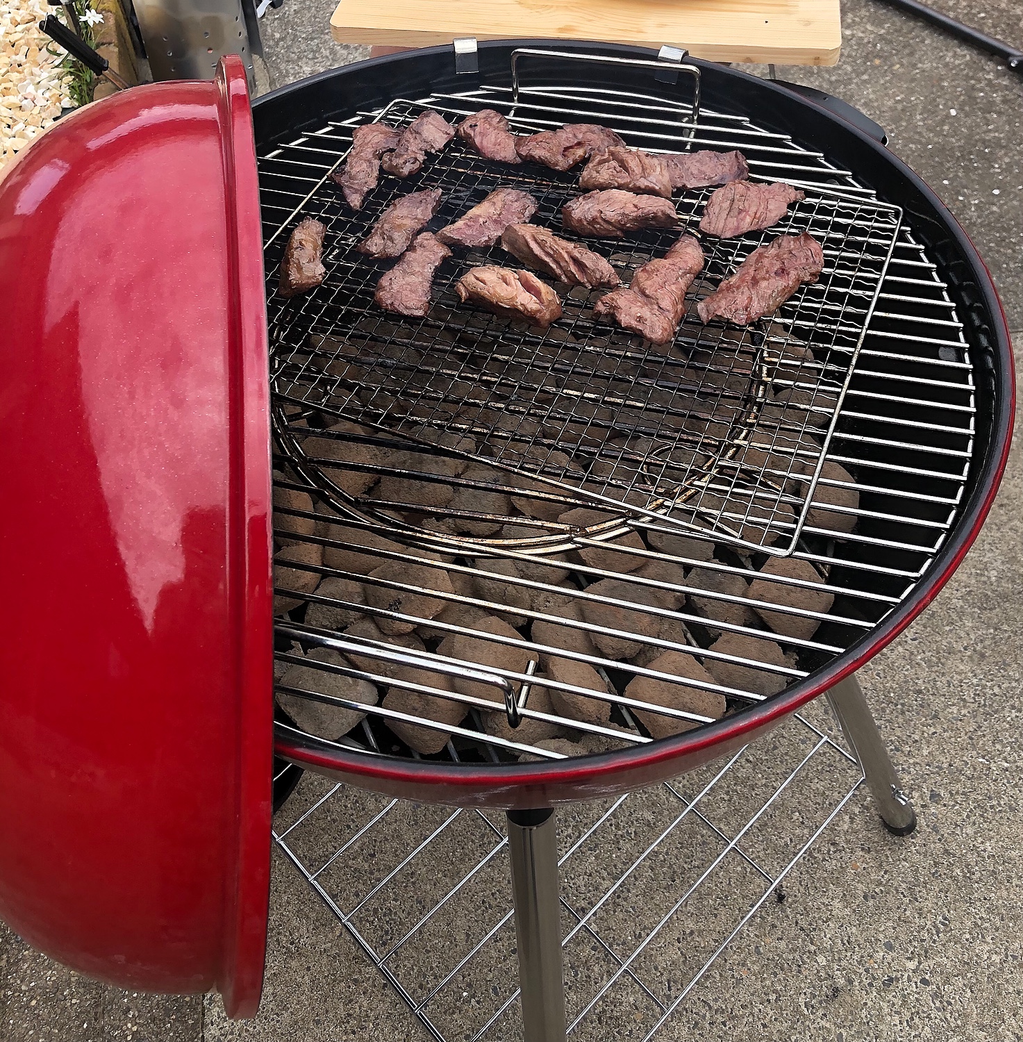 楽天市場】バーベキューコンロ bbq 大型バーベキューグリル 【57cm】 22インチ BBQグリル 上級クラスの【エナメル塗装】【灰受け】 BBQコンロ  BBQKINGS BBQ 蓋付き グリル バーベキュー バーベキューケトル 赤 レッド 黒 ブラック バーベキューキングス 焼き芋(チェリー ...