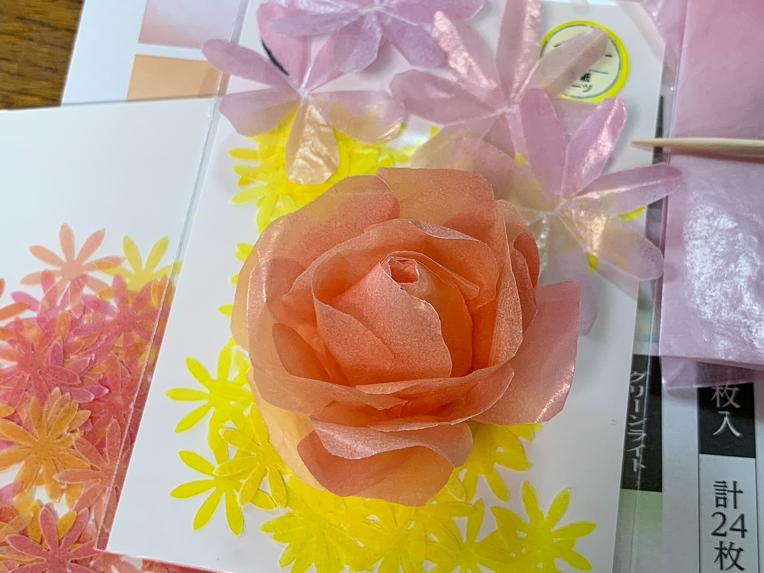 楽天市場 Nekonekomicoさんのグラシン紙 花彩 単柄 折り紙サイズ お花紙 ローズウィンドウ ペーパーフラワー 切り絵 グラデーション 薔薇 透けるデザインペーパー 薄葉紙 ラッピング そ か な 楽天市場店 みんなのレビュー 口コミ