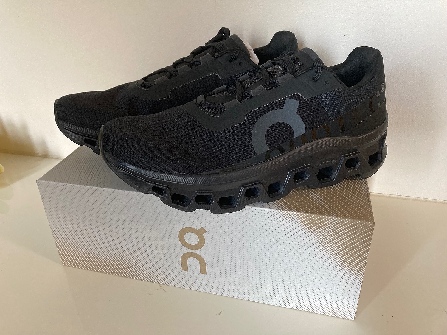 【ポイント15倍＋クーポン付き！】オン On Cloudmonster クラウドモンスター メンズ ランニングシューズ スニーカー スポーツ  ランシュー オールシーズン タウンユース カジュアル 厚底 おしゃれ 61.99025 61.98288 61.99027 61.98086  61.98084 61.98653 ...