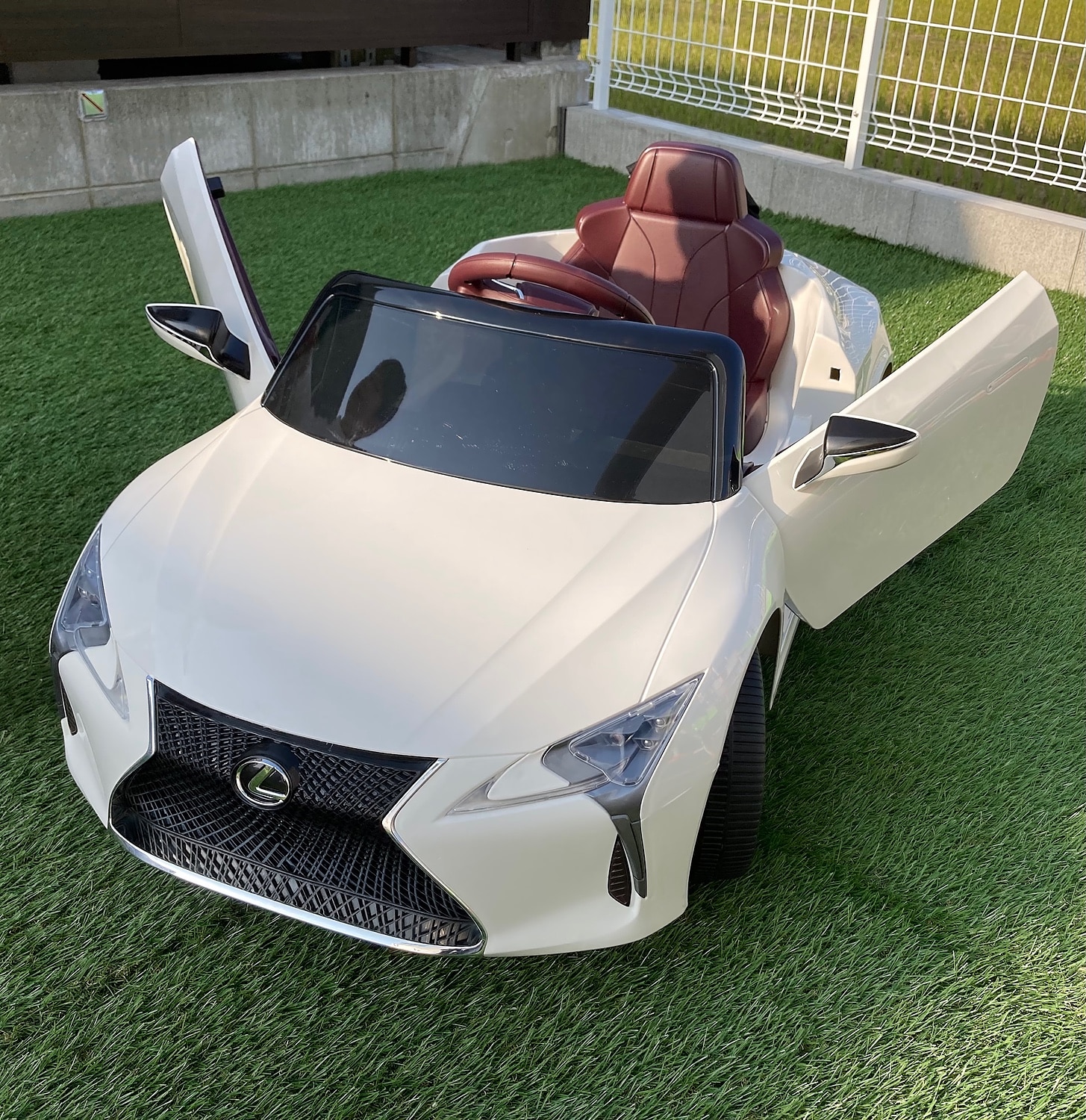 乗用ラジコン レクサス LEXUS LC500＜ホワイト＞ LEXUS LC500 電動乗用
