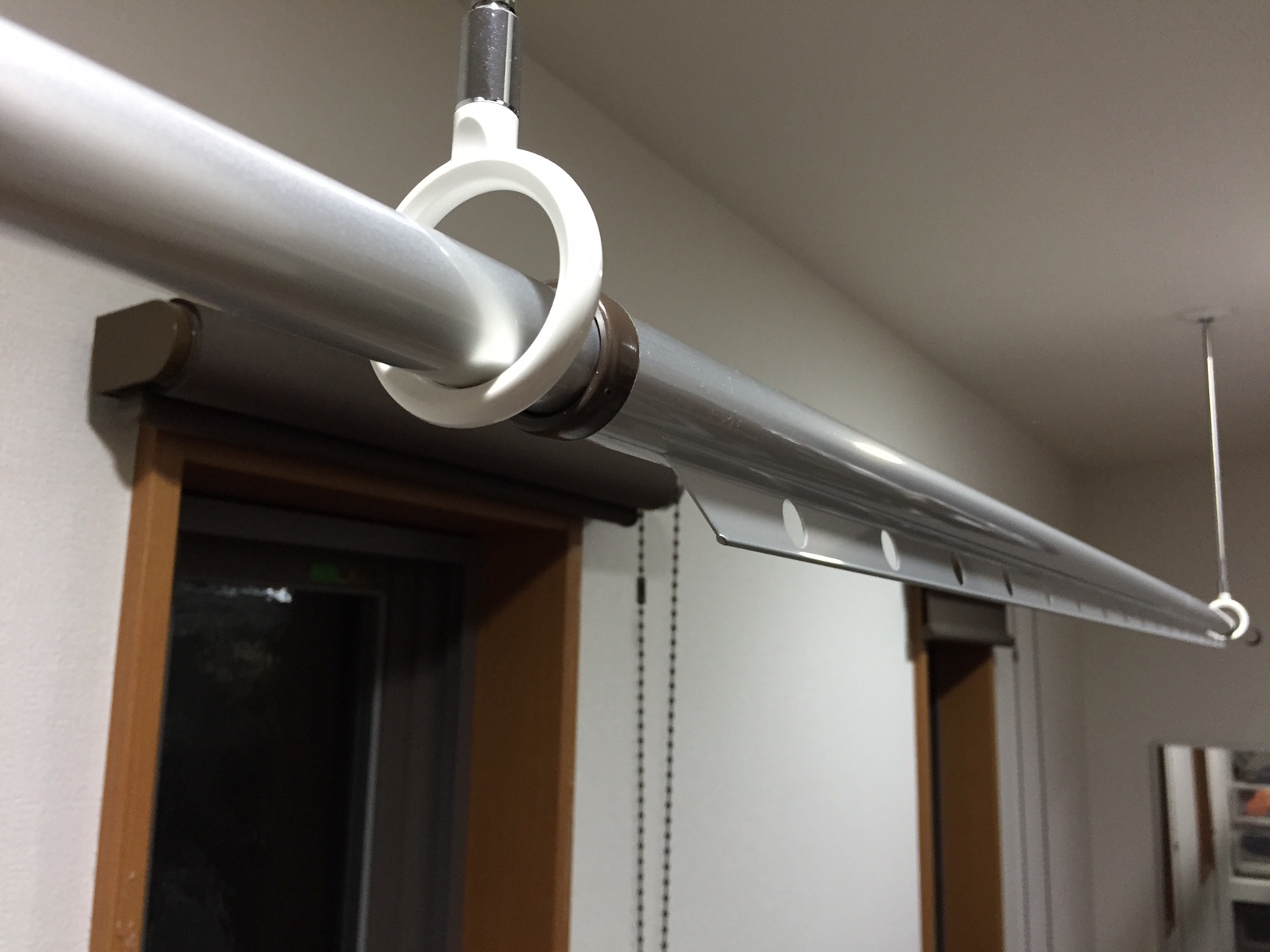 【楽天市場】ゆーR★さんの物干し竿 ハンガー掛け付き 伸び縮みする（長さ1.5Mから2．6mまで伸びる おしゃれ 伸縮物干し竿 シルバー色） ものほし竿 洗濯ざお【日本製】(物干し専門店きらら