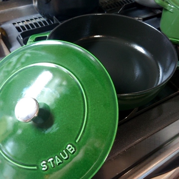 STAUB ストウブ ホーロー鍋 グリーン 24cm ソテーパン　ブレイザー 楽天市場】【公式】【生涯保証】 ストウブ ブレイザー ソテーパン 24cm