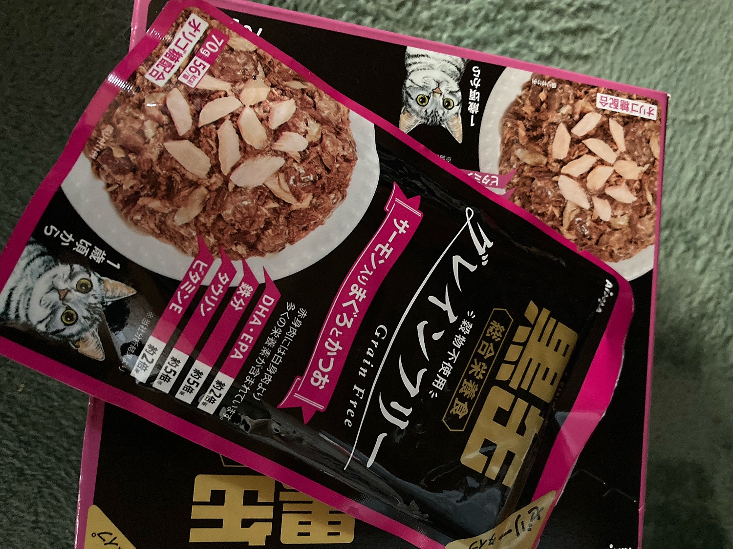 華麗 アイシア ７０ｇ アソート 黒缶パウチ ２種各１２袋 キャットフード