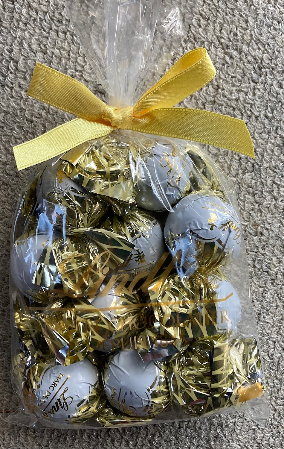 楽天市場】リンツ Lindt チョコレート リンツブール マール・ド・シャンパーニュ10個入 ｜ チョコ トリュフ ギフト プレゼント プチギフト  おしゃれ かわいい 洋菓子 スイーツ お菓子 個包装 小分け 洋菓子 リンツチョコ 敬老の日 お返し 誕生日 内祝い お礼 会社 職場 ...