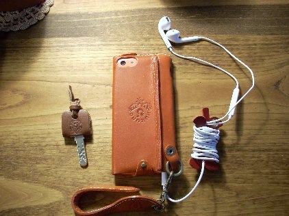 楽天市場 Yumi さんのiphone8 Iphone7 Iphone Se ケース Iphone8 7plus Se2 右手持ち 左手持ち アイフォン7 アイフォン8 エスイー エイトプラス セブンプラス 栃木レザー 本革 スマホケース Iphoneケース メンズ レディース カードホルダー ハンドメイド 日本製