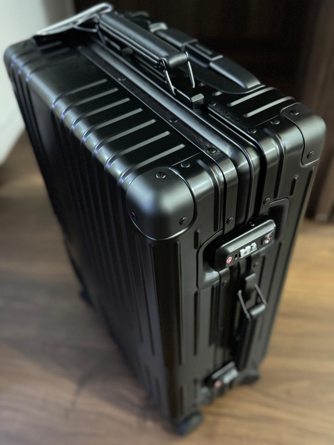 楽天市場】イノベーター innovator アルミスーツケース inv1811stp 36L