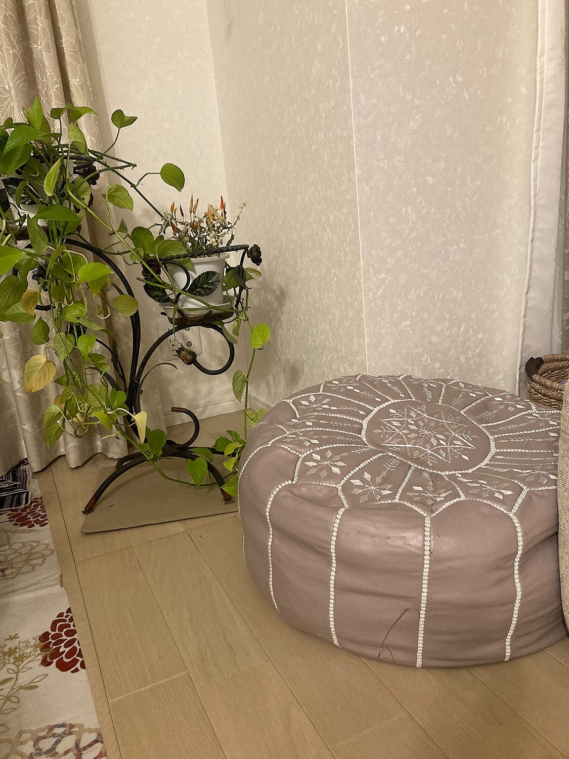 pouf プフ 羊革 刺繍有り 中身綿なし（オイルあり） クッション