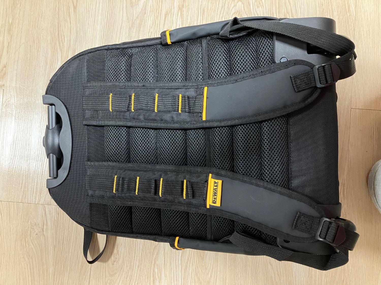 楽天市場】DEWALT デウォルトキャスター付きバックパック リュック