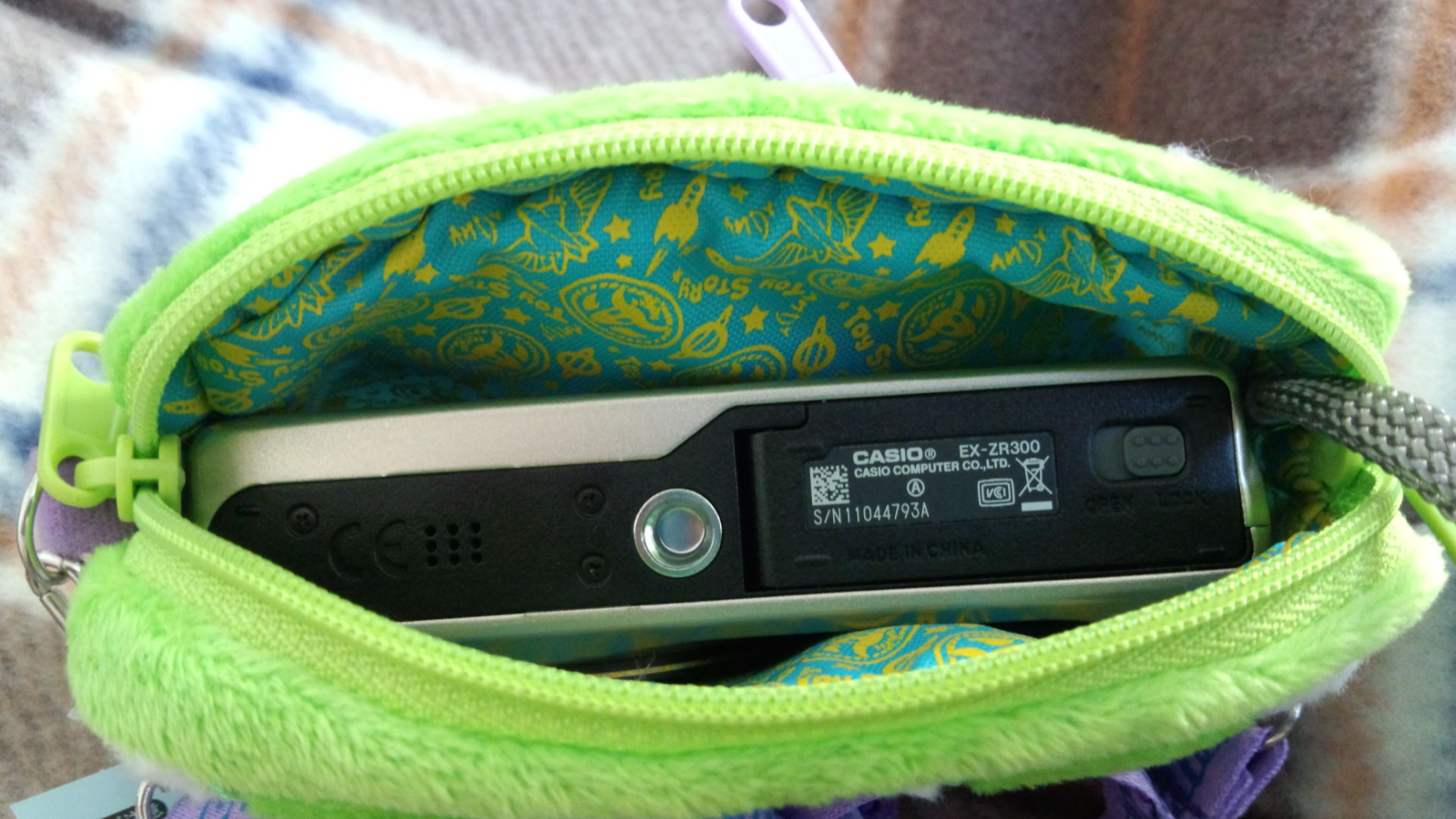 楽天市場 大人気のカメラ型デジカメケースにトイストーリー柄が登場 レビュー記入でメール便 普通 のみ送料無料 ディズニー トイストーリー カメラ型 デジカメケース バズ Disney ユニック Tj bz トイ ストーリー Toy Story カメラケース キャラクター