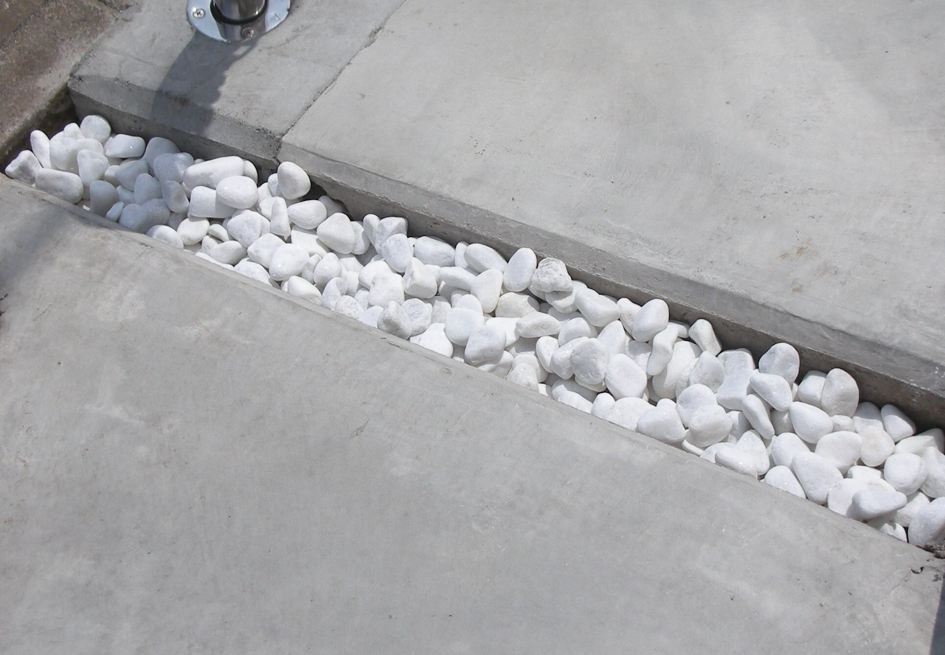 楽天市場 購入者さんのポイント変倍 30kg 約0 37平米 敷圧4cm 販売実績100 000kg以上 Nittosekko 砂利 ホワイトパールスプレッド 白玉 天然大理石 約3cm 庭 防犯 洋風 砂利 石 白 ホワイト 純白 おしゃれ軍手付 Osk 石材 防草シート 人工芝のga