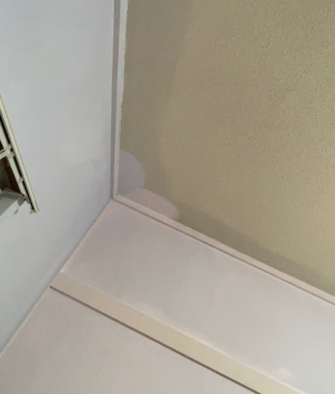 楽天市場 壁紙 の上に塗れるペンキ イマジン ウォールペイント 2l マット 室内 水性塗料 白 黒 グレー など 全69色スタンダードカラーズ 壁紙屋本舗 カベガミヤホンポ みんなのレビュー 口コミ