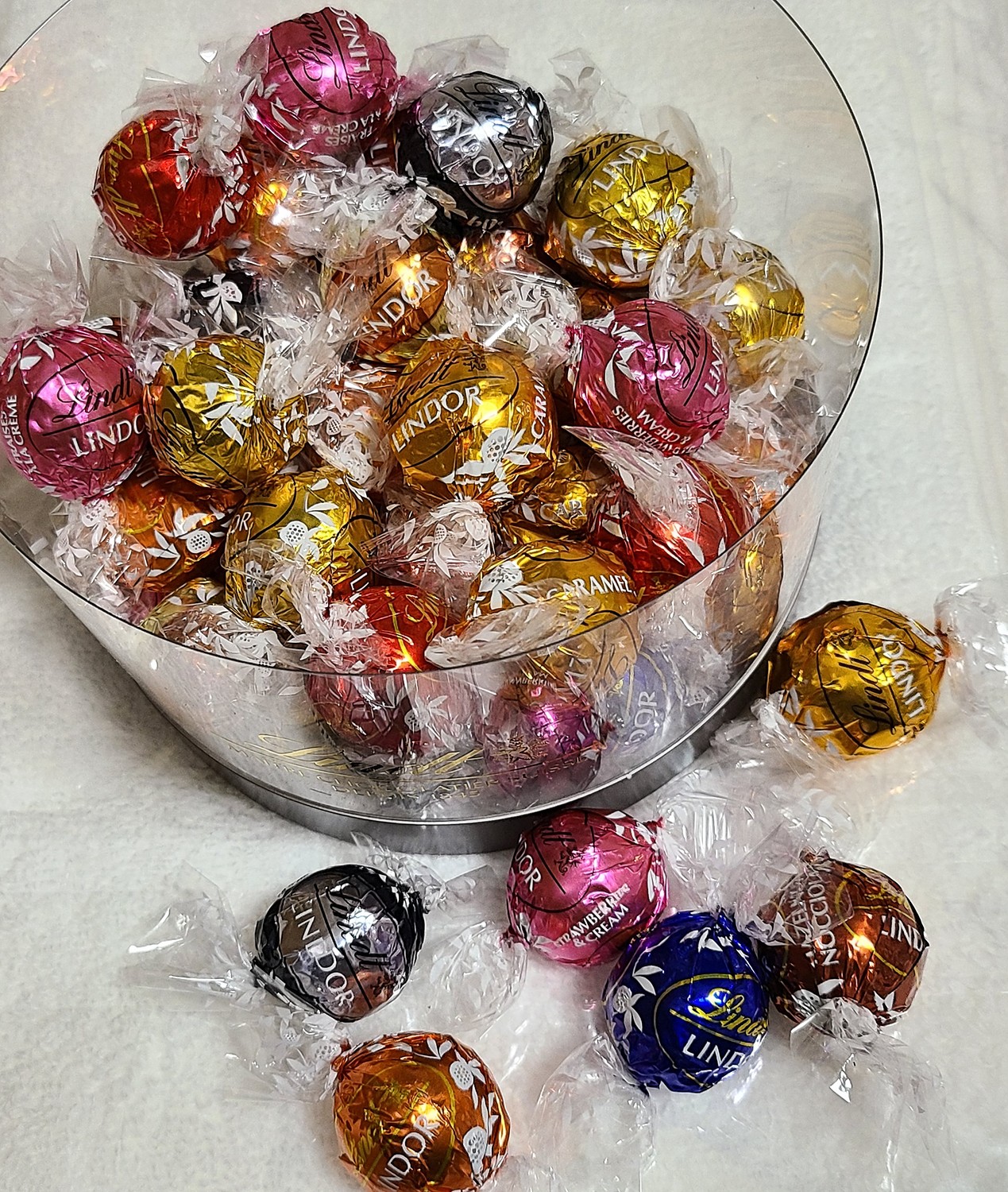 楽天市場 リンツ Lindt チョコレート リンドール ギフトボックス 9種50個入り ショッピングバッグ付き ホワイトデー お返し チョコ 詰め合わせ ギフト プレゼント プチギフト かわいい おしゃれ お菓子 洋菓子 スイーツ 個包装 リンツチョコ 手土産 誕生日 内祝い