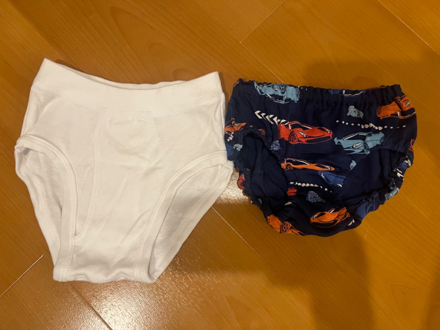 少年　半ズボン隙間白ブリーフ 