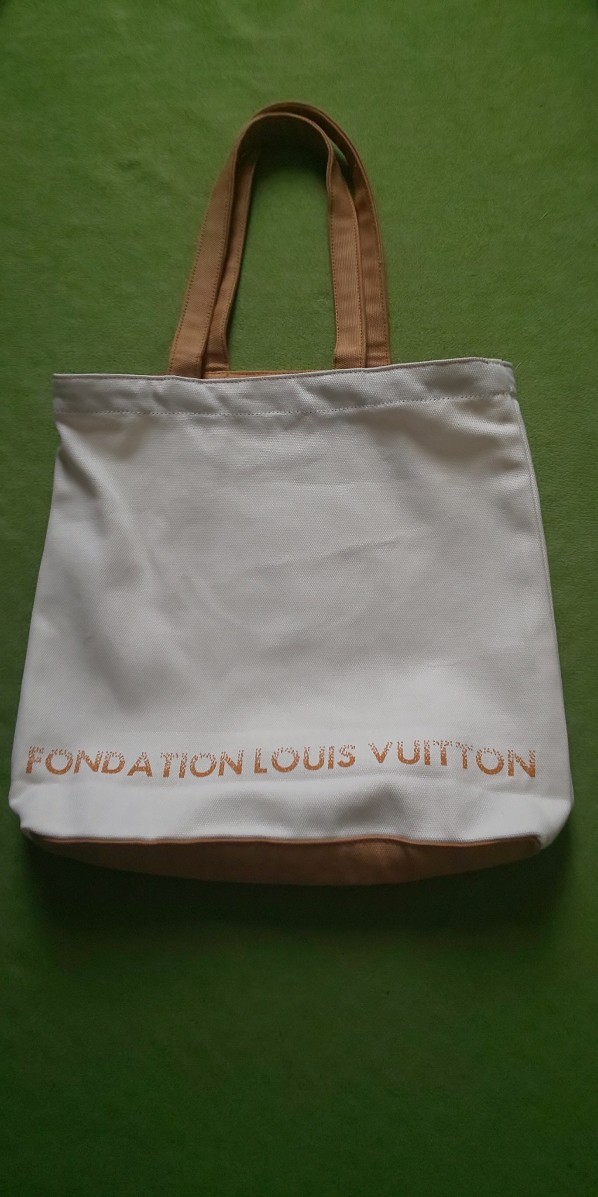 LOUIS VUITTON - ルイヴィトン財団美術館トートバッグ内ポケット付