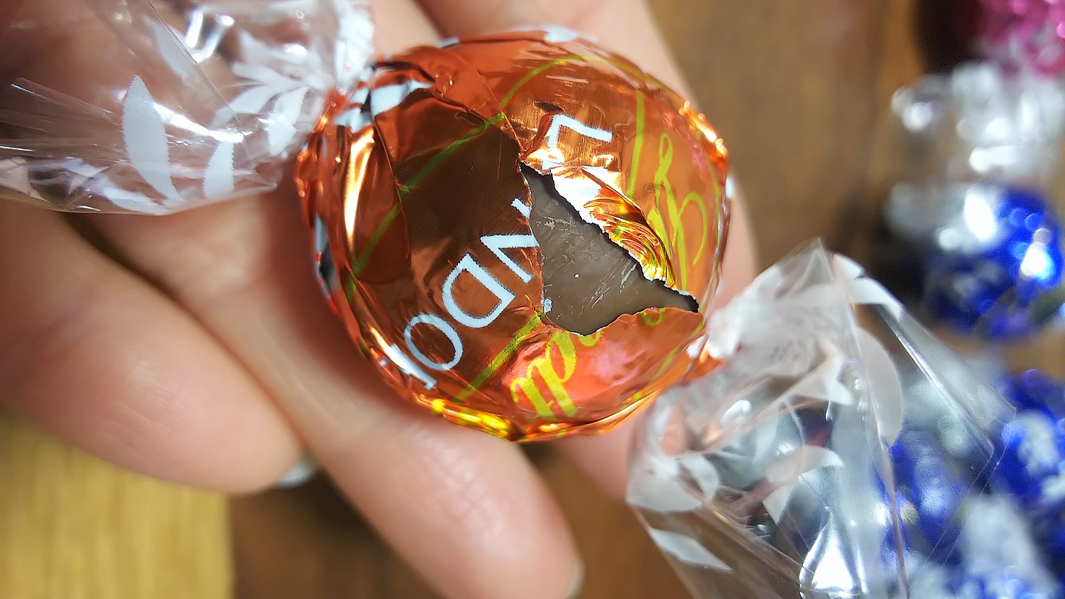 楽天市場 リンツ Lindt チョコレート リンドール ギフトボックス 9種50個入り ショッピングバッグ付き ホワイトデー お返し チョコ 詰め合わせ ギフト プレゼント プチギフト かわいい おしゃれ お菓子 洋菓子 スイーツ 個包装 リンツチョコ 手土産 誕生日 内祝い