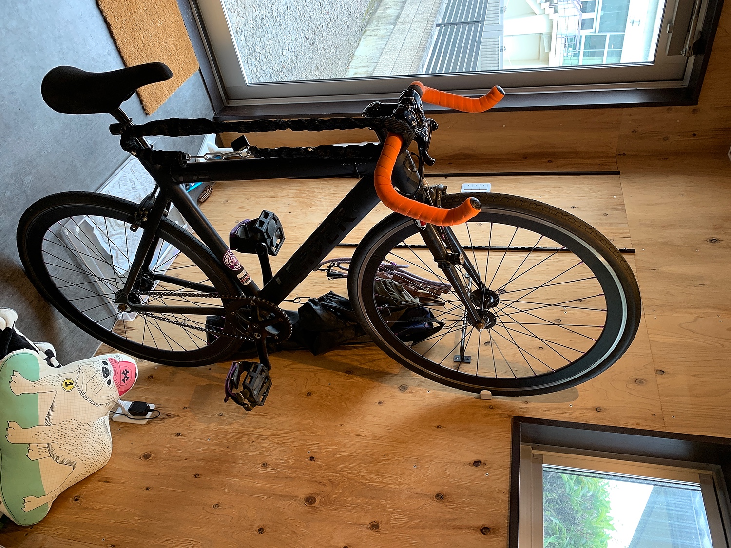 楽天市場】自転車スタンド CLUG Sサイズ タイヤ対応サイズ幅：約23～32mm [LG-CLUG-S-W] 1台 ディスプレイ 縦 壁掛け  省スペース 展示型 置き場 縦型駐輪 保管 サイクルスタンド 室内 収納 壁 フック バイク☆世界最小  インテリアに「こだわる」自転車スタンド(パソ電通信 ...