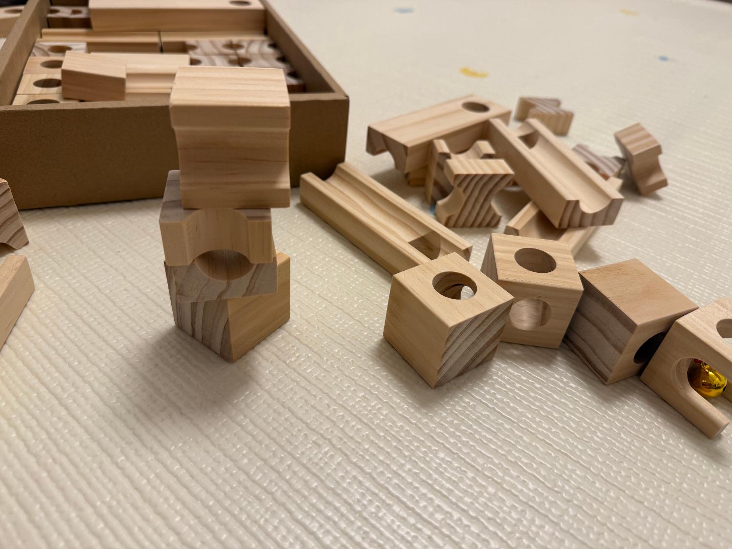 楽天市場】tanoshimu 知育玩具 積み木 おもちゃ ビー玉転がし 木製 