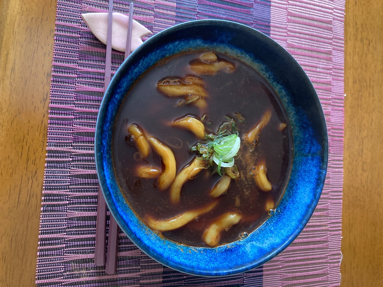 黒カレー伊勢うどんお試し4食入 メール便送料無料 伊勢名物伊勢うどんの太麺にカレールーが絡む 10種のスパイスと和風だし 黒カレー伊勢うどん 伊勢うどん口コミ カレーうどんお取り寄せ レビュー画像2