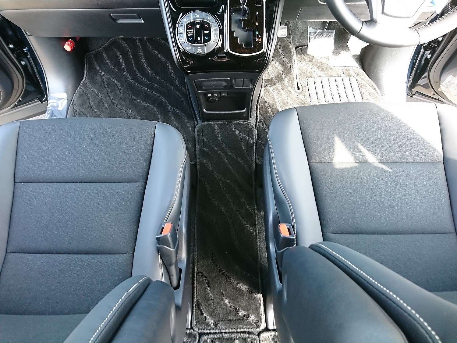 トヨタ ノア ヴォクシー 80系 フロアマット+ステップマット+トランクマット ラゲッジマット ◆ジェネラル HOTFI ノアフロアマット ヴォクシー80系 HOTFIELDフロアマット レビュー画像12