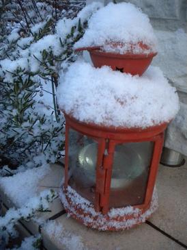 赤いランタンwith snow.JPG