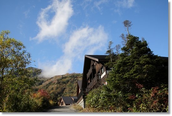 自然園まで-8 見えてきたロッジ 15.10.2