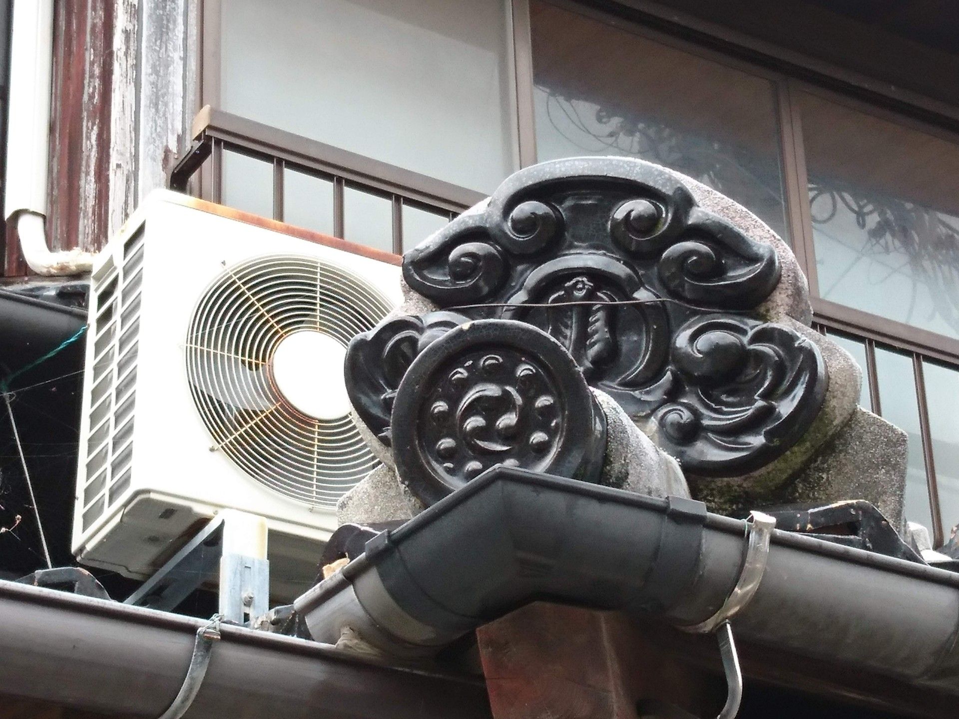 山口県阿武町 恵比寿・大黒さん付棟端飾り瓦 | アウト・ドアめし