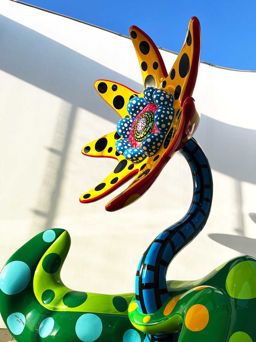 草間彌生美術館 ラスボス感のある立体作品が迫力満点 まるで混沌花（亜