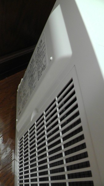 背面プレフィルターの上にある出っ張り　気化式加湿器 Panasonic FE-KXM07