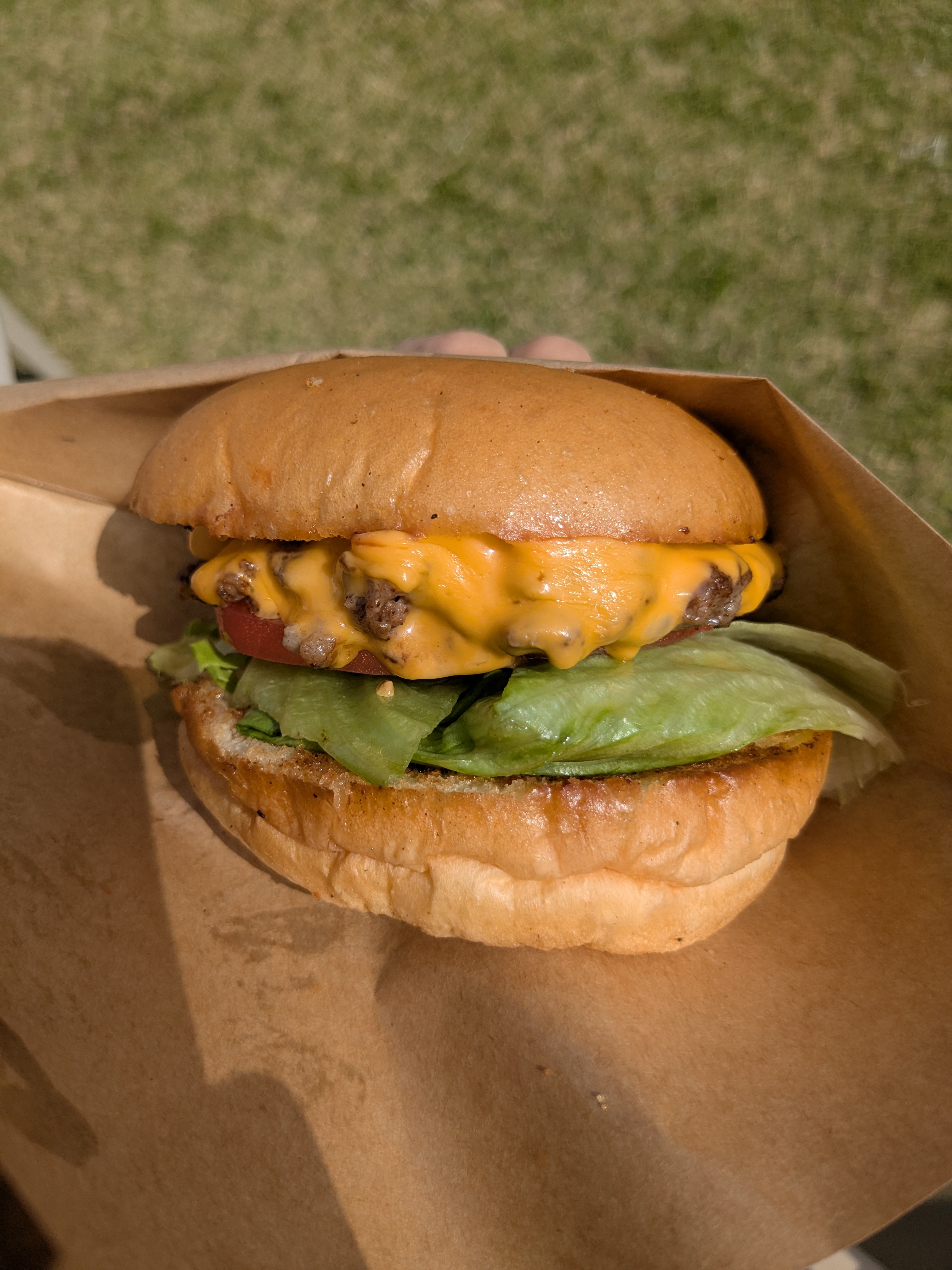 勝浦東急ふれあいフェスタ　クイーンズバーガーのキッチンカー　チーズバーガー