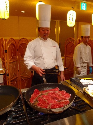 ステーキを焼く料理長