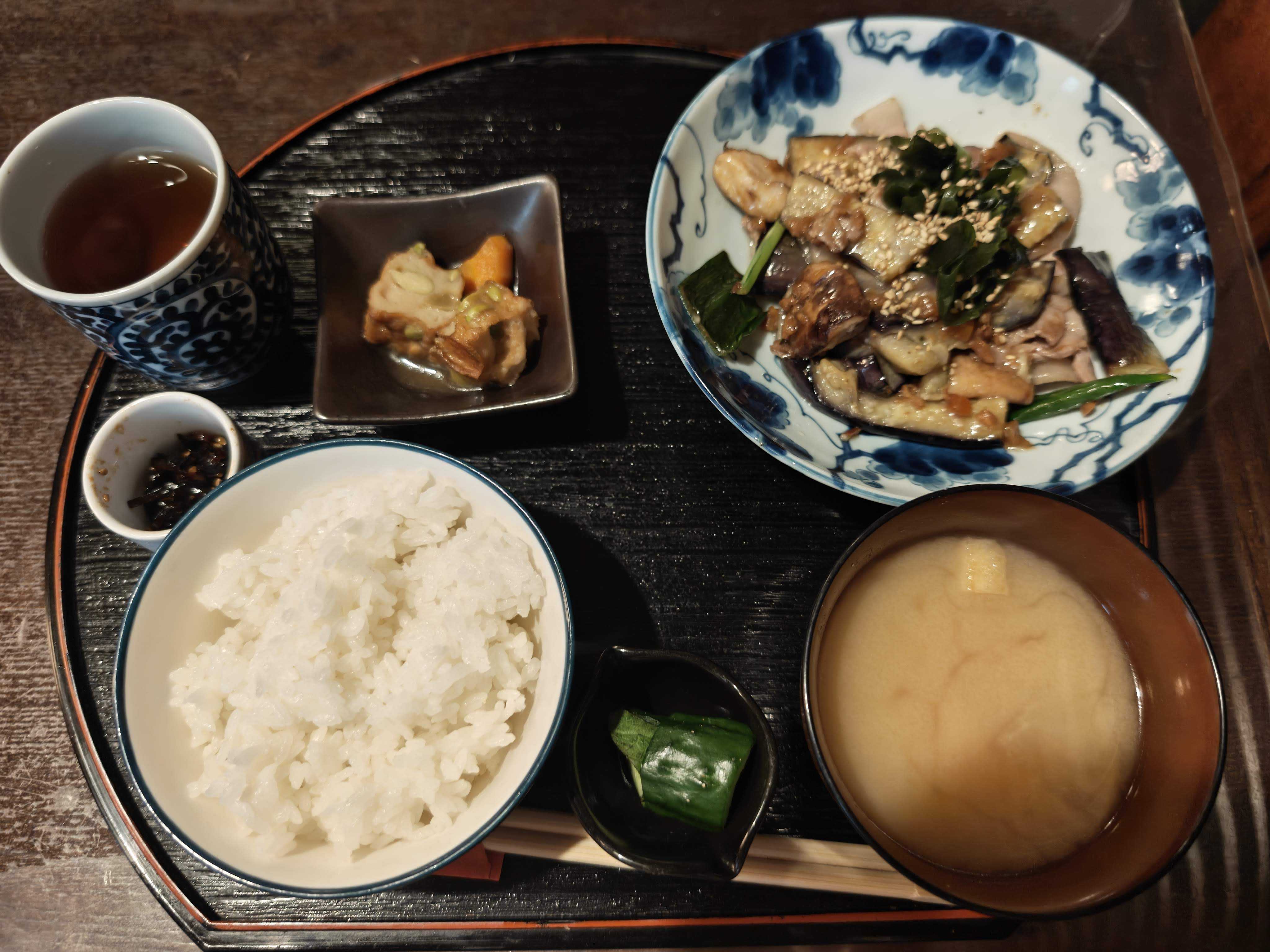 虎ノ門　ランチ　酒処 はづき　お肉の定食　豚バラとなす炒め
