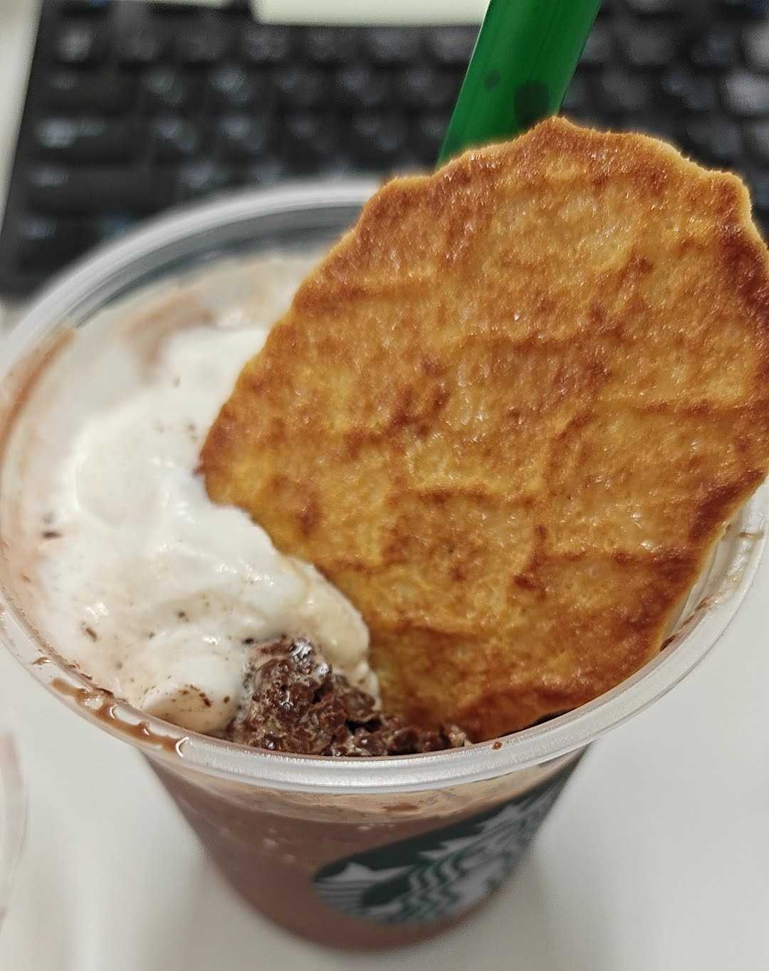 虎ノ門ヒルズ　スタバ　ひとりカフェタイム　エスプレッソアフォガートフラペチーノ