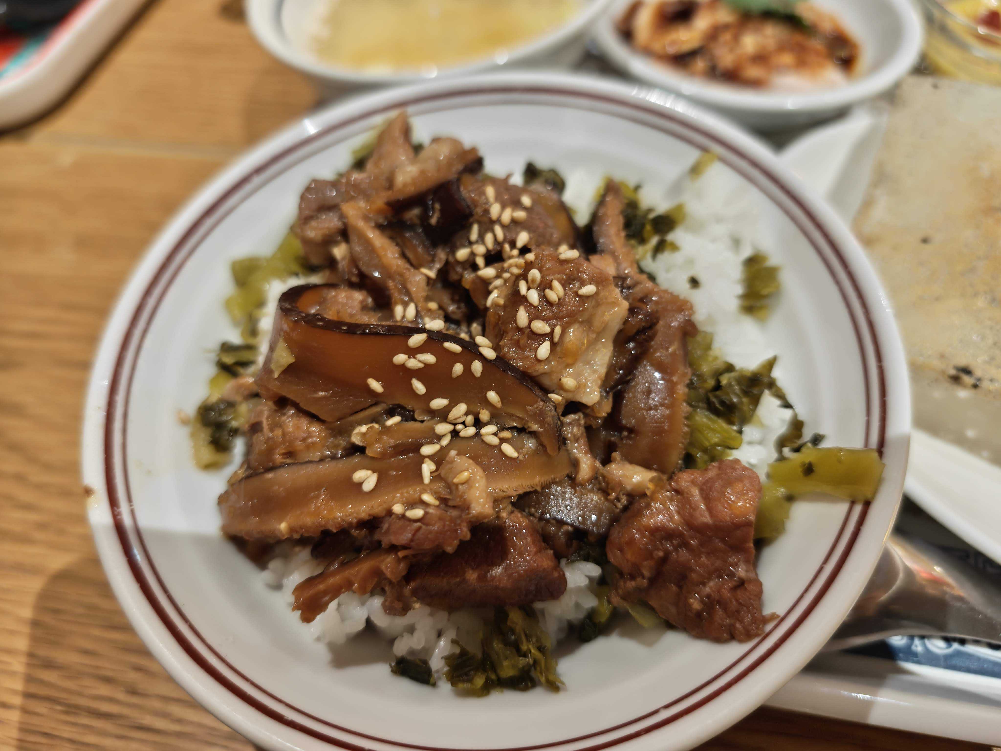 餃子マニア 虎ノ門ヒルズ店　1人ランチ　Aセット 魯肉飯と手包み焼き餃子