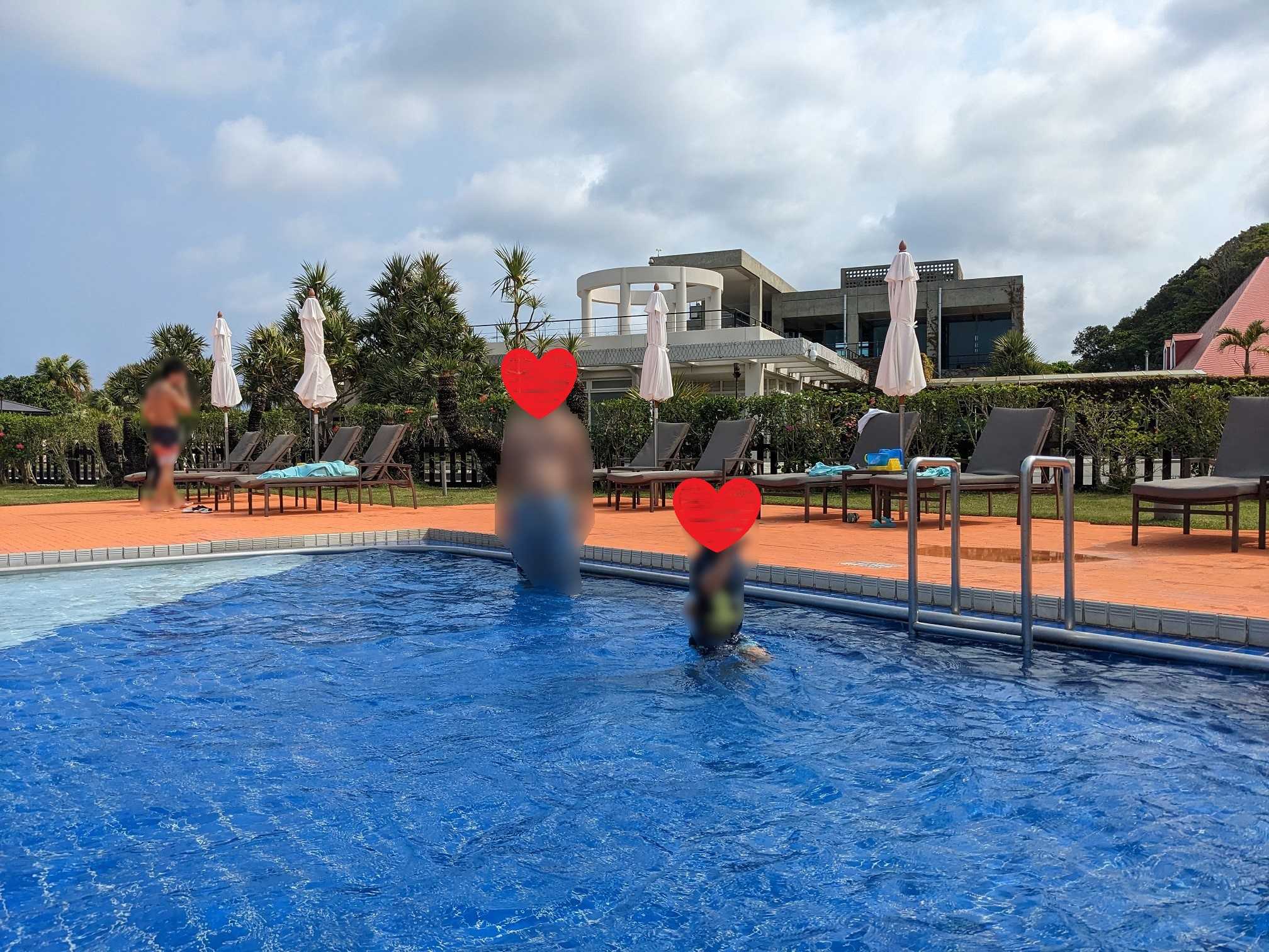 オクマプライベートビーチ＆リゾートで子供プール遊び