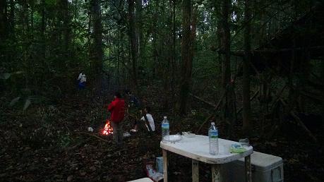 ジャングル二日目朝焚き火