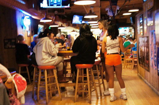 hooters.jpg