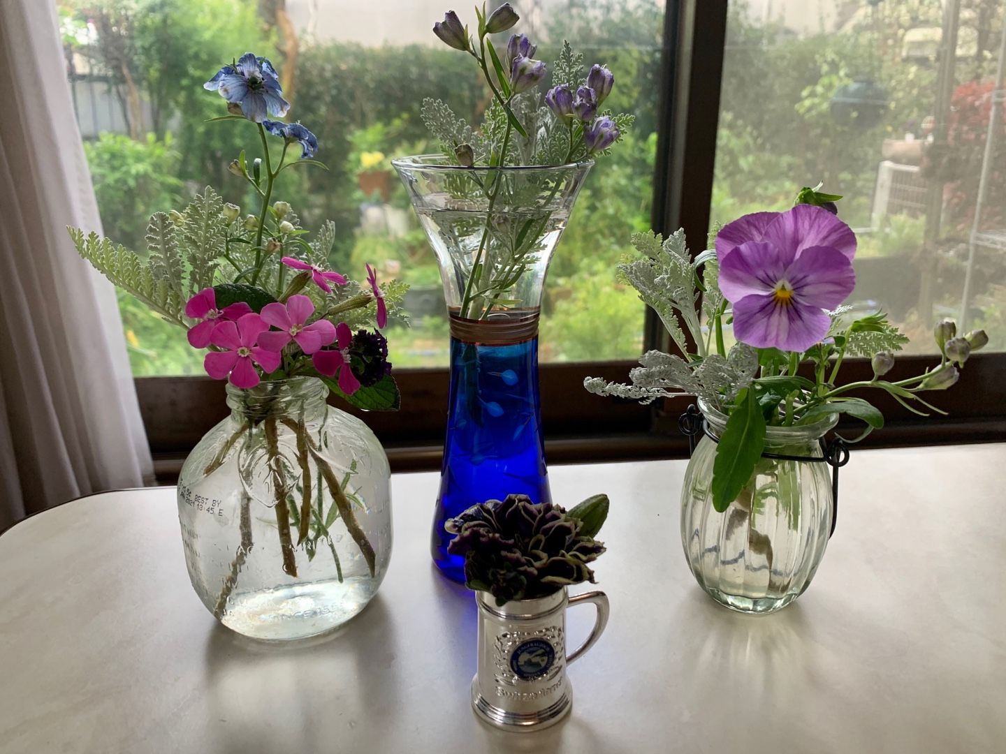 折れた花を生けてるのですが 切り戻し したら短くなったので 別の花瓶に生けなおしました Music Land 私の庭の花たち 楽天ブログ