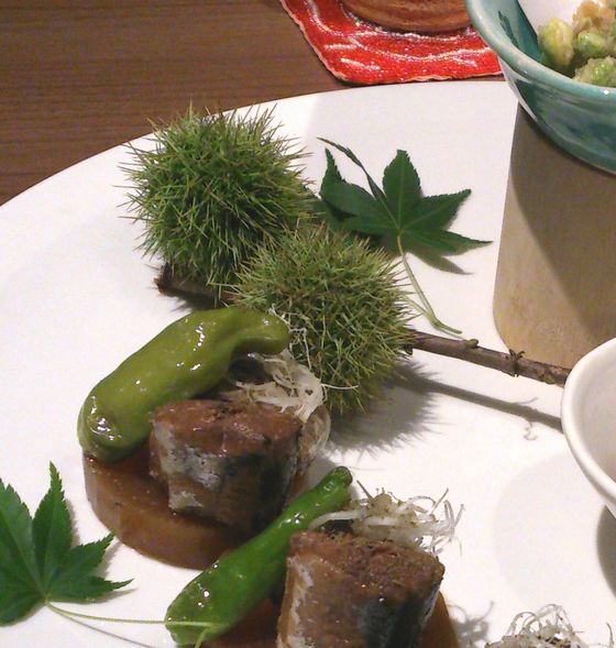青い栗と青いもみじ