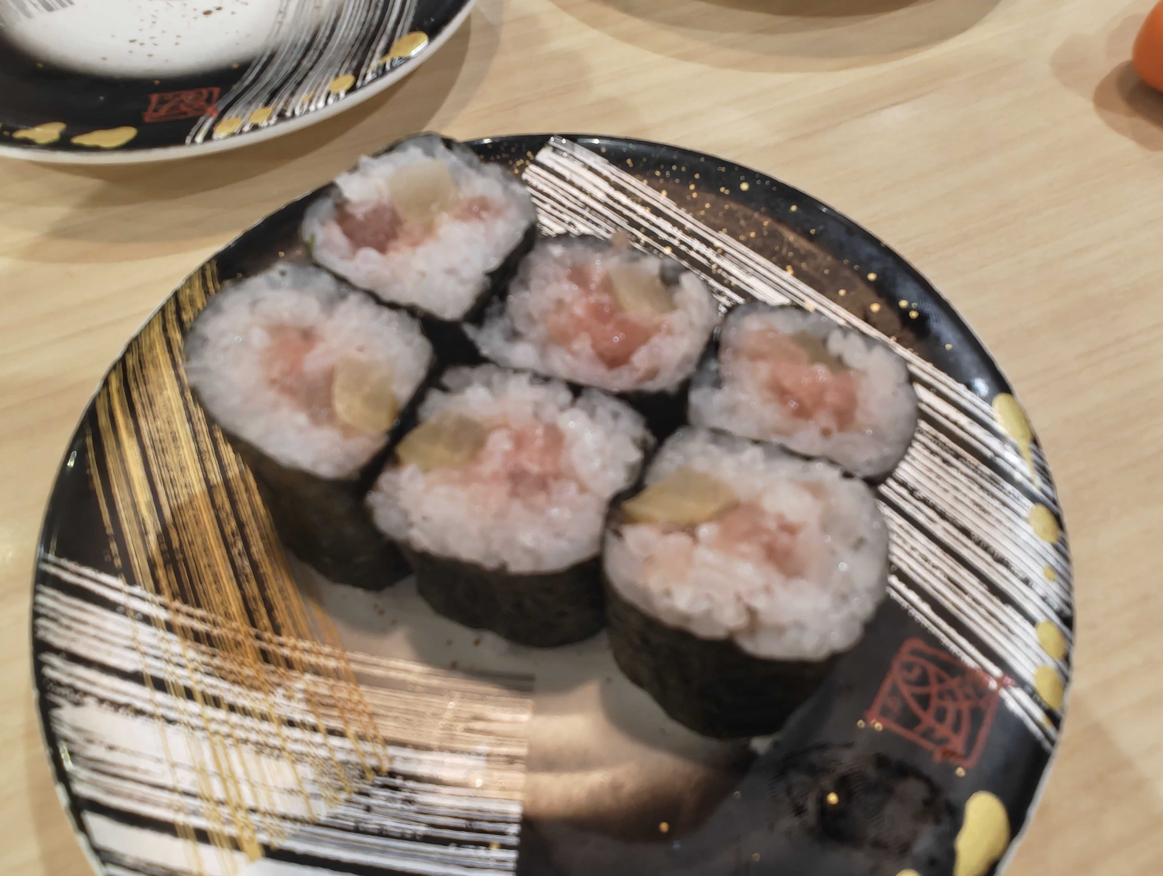 大洗 魚市場前 回転寿司　お魚天国 とろたく巻