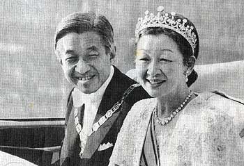 パレードに出発の両陛下