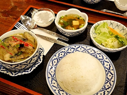 タイ料理店　バンタイ　ランチ　新宿　グリーンカレー