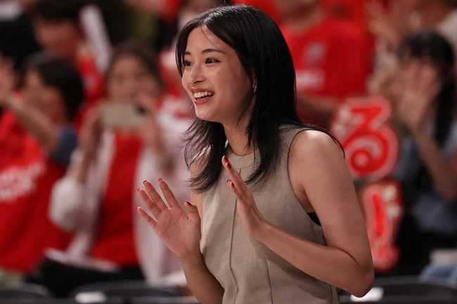 「いや可愛すぎるのだが！」バスケ日本代表戦に“SPブースター”広瀬すずが再降臨で話題沸騰！「破壊的なビジュ」「盛り上がっていいね」