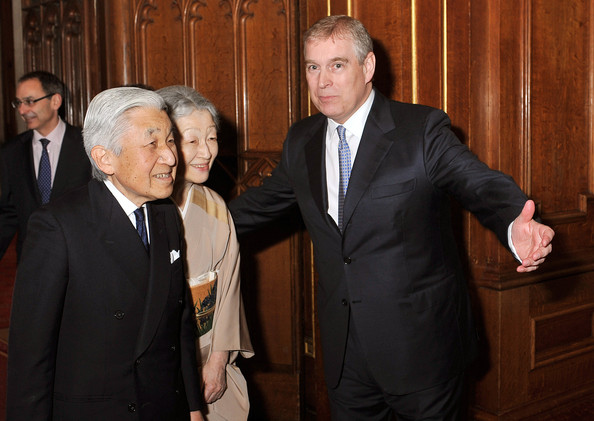 アンドルー王子両陛下をご案内