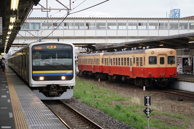 小湊鉄道と JRの並び & トロッコ ビ－ル列車