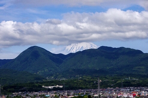 ちょっと引いてみると、いつもの矢倉岳が